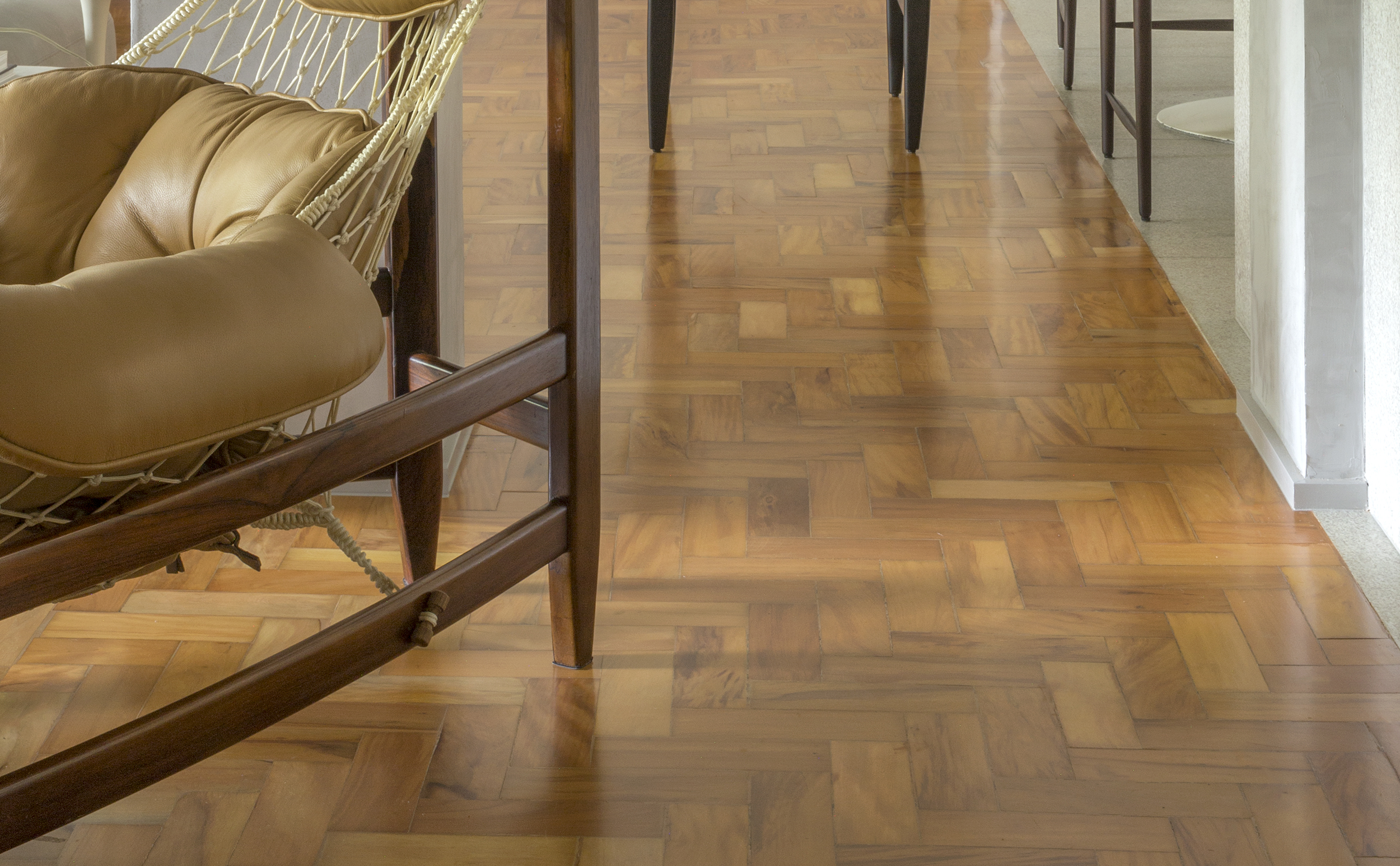 Ambiente com piso de madeira no estilo Taco Durevole Peroba Rosa